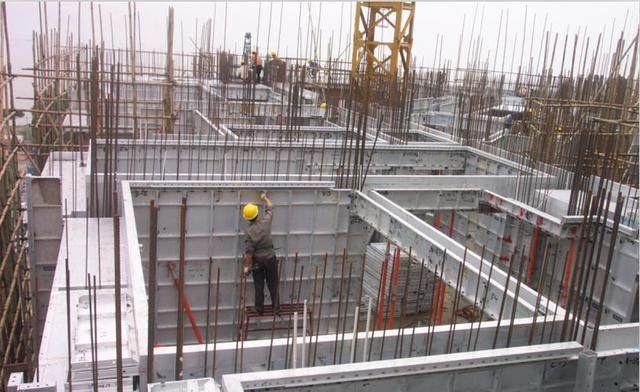 用鋁模的建筑工地這么做，填充墻也能免抹灰，連砌墻也省了